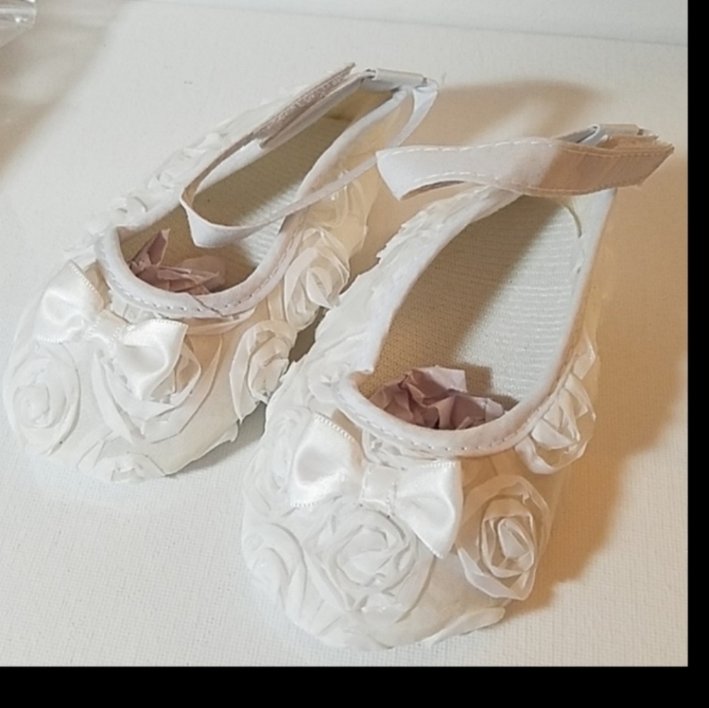 White Ankle Lacy Shoes Size 12 (29) 5" x 2 1/4"